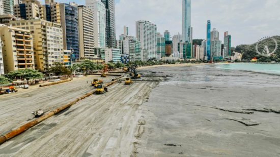 Areia movediça em Balneário Camboriú? Entenda o que acontece onde mulheres  'atolaram