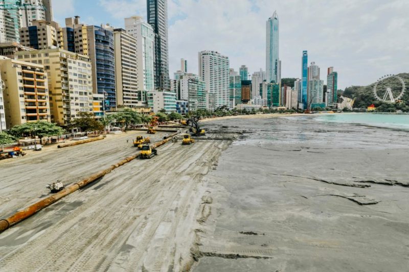 PESSOAS NA AREIA MOVEDIÇA EM BALNEÁRIO CAMBORIÚ #shorts 