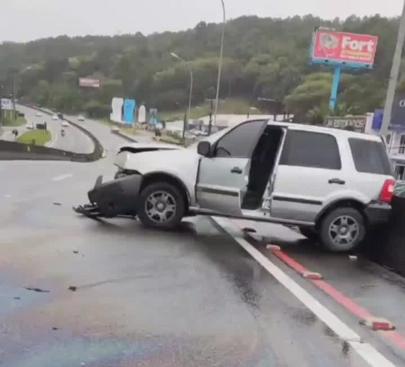Acidente na SC-401 deixa trânsito em meia pista, nesta segunda-feira (18) – Foto: PMRv/Divulgação/ND