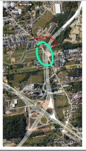 Imagem mostra trecho do contorno viário que separa os bairros e circulado de verde