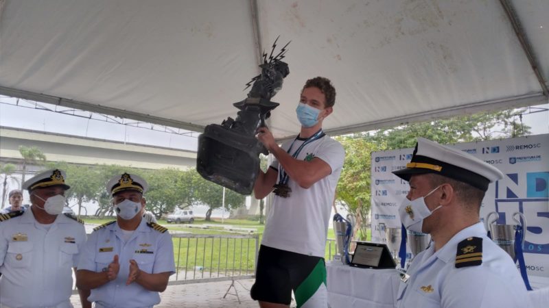 Das 14 provas disputadas, o América, único representante do interior no catarinense, venceu a maioria – sete no total. Na foto, o remador João Vitor Threis da Costa com o Troféu Adolfo Konder, que continuará em Blumenau, com o América – Foto: Divulgação/ND