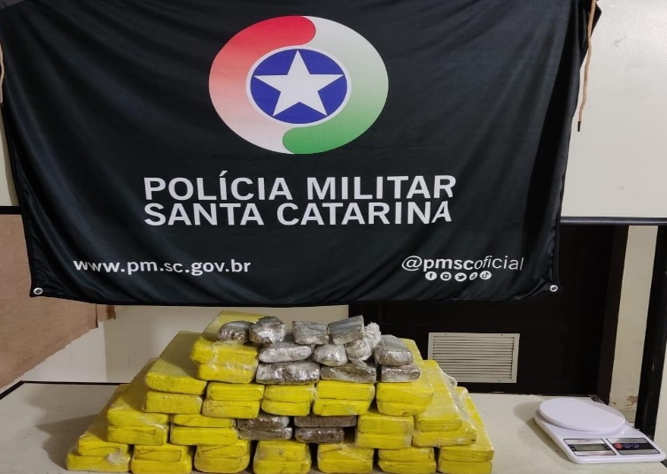 Pol&iacute;cia Militar apreendeu 20 kg de maconha na noite desta quarta-feira (6) em Blumenau – Foto: Divulga&ccedil;&atilde;o/PMSC/ND