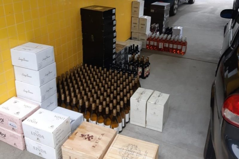 Mais de 400 garrafas de vinho foram apreendidas em Rio Negrinho – Foto: PRF/Divulga&ccedil;&atilde;o