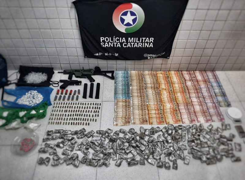 Armas, muni&ccedil;&otilde;es, dinheiro e drogas foram encontrados pela PM – Foto: Divulga&ccedil;&atilde;o/PMSC