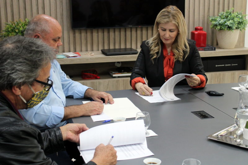 Contrato para execu&ccedil;&atilde;o de concurso p&uacute;blico com sal&aacute;rio inicial de mais de R$ 10 mil foi assinado na tarde desta segunda-feira – Foto: Picasa/ND