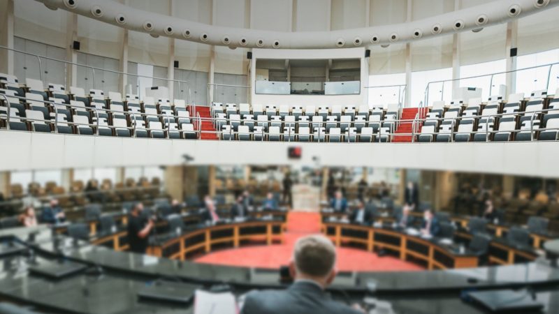 Arte sobre foto de sess&atilde;o da Assembleia Legislativa de Santa Catarina – Foto: Bruno Colla&ccedil;o/Divulga&ccedil;&atilde;o/ND