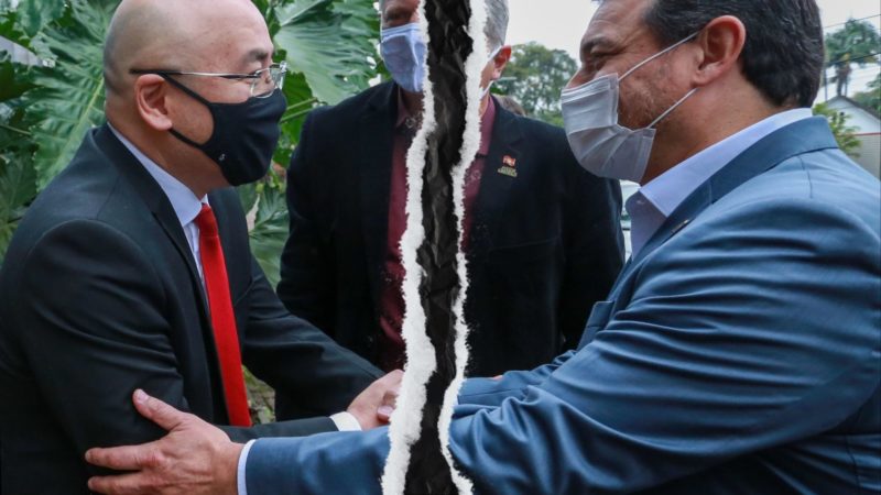 Arte sobre foto de Akira Sato e Carlos Mois&eacute;s, juntos em Joinville na sexta-feira, 24 de setembro, primeiro dia do delegado na chefia da Pol&iacute;cia Civil de Santa Catarina – Foto: Julio Cavalheiro/Divulga&ccedil;&atilde;o/ND