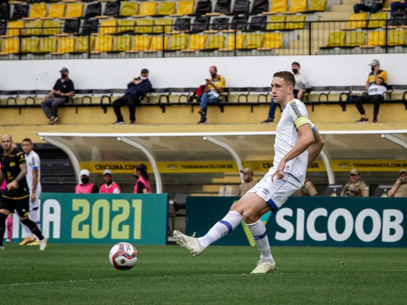 Arthur Chaves durante a partida entre Ava&iacute; e Crici&uacute;ma – Foto: Gustavo Medeiros/Divulga&ccedil;&atilde;o