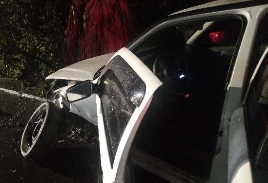 Ap&oacute;s assalto bandidos tentaram fugir, mas acabaram batendo o carro – Foto: Divulga&ccedil;&atilde;o/PMSC/ND