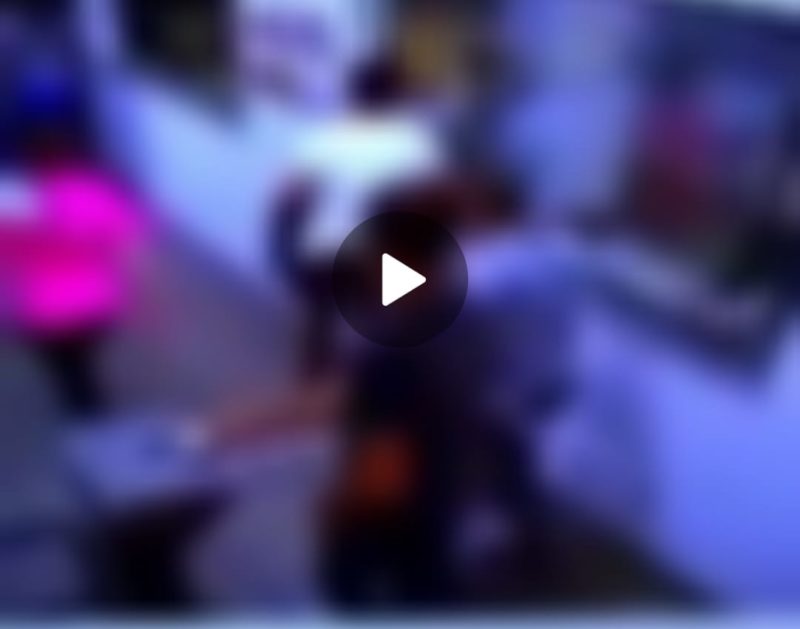 V&iacute;tima aparece no v&iacute;deo j&aacute; ferida ap&oacute;s facada – Foto: Reprodu&ccedil;&atilde;o/Internet
