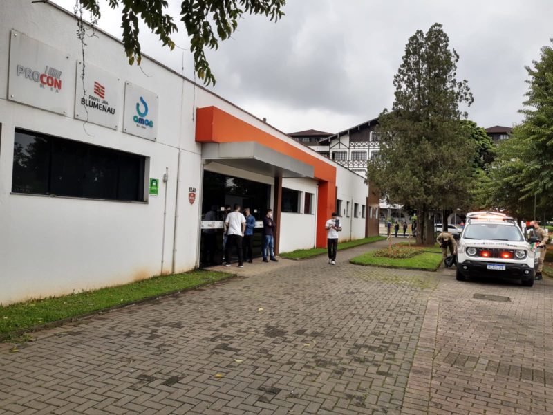 Sede do Procon de Blumenau &eacute; alvo de ataque nesta quinta-feira. Homem colocou fogo em uma lixeira e jogou garrafa de gasolina na recep&ccedil;&atilde;o – Foto: Divulga&ccedil;&atilde;o/Procon Blumenau