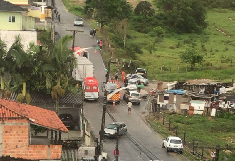 Imagem mostra atendimento de mulher que ficou presa embaixo de caminhão