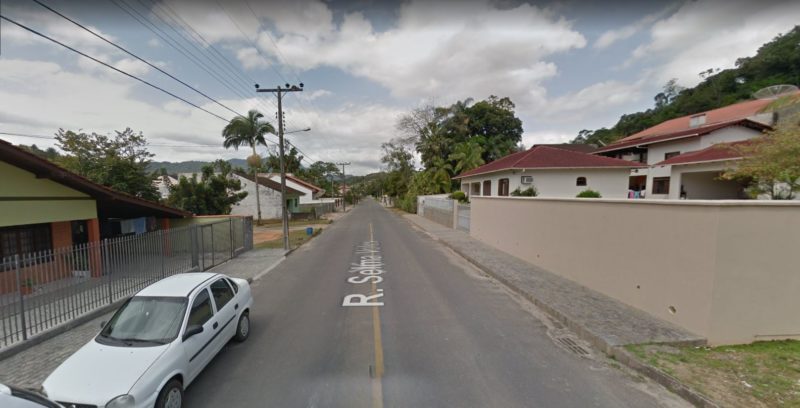 Idoso foi atropelado e morreu na rua Selma Volles, em Blumenau. Motorista estava alcoolizado – Foto: Reprodução/Google Street View