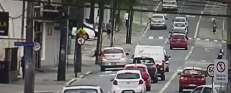 Criança de 12 estava atravessando a rua na faixa de pedestres quando foi atingida pelo carro flagrado nas imagens – Foto: Reprodução/ND