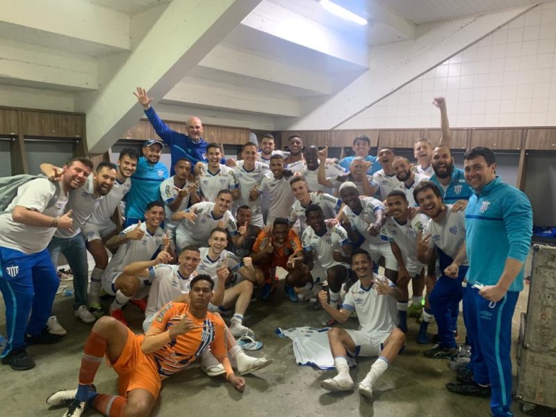 Jogadores do Ava&iacute; comemoram a vit&oacute;ria no vesti&aacute;rio do Heriberto H&uuml;lse – Foto: Ava&iacute;/Divulga&ccedil;&atilde;o