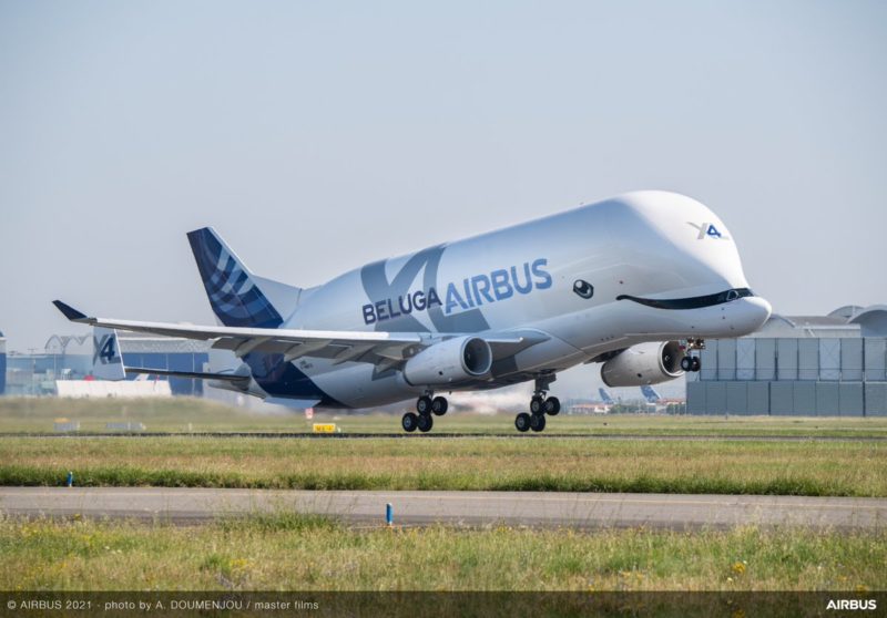Avião Beluga' aeronave exótica faz primeira decolagem na Europa