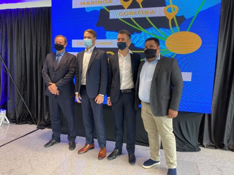 Vinicius de Lucca, superintendente de Turismo, Jason Ward, vice-presidente de Pessoas e Clientes da Azul, Ricardo Gesse, da Floripa Airport, e o gerente de planejamento de malha da Azul, Vitor Silva – Foto: Divulga&ccedil;&atilde;o/ FloripaAirport/ND