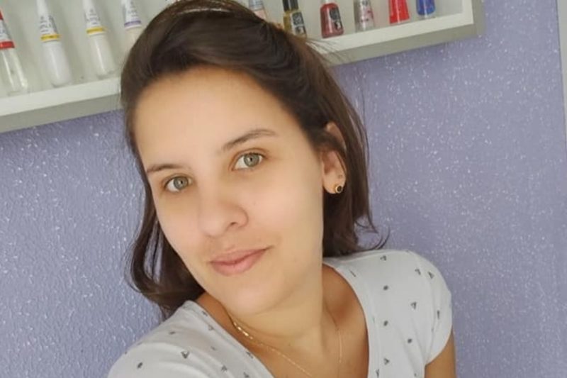 Também em Joinville, o assassinato de Barbra Amorim Lacerda pelo ex-marido causou indignação. A mulher estava na oficina da qual era dona quando o autor do crime disparou contra ela. Barbra já havia registrado um boletim de ocorrência contra Adriano de Borba, que fugiu após o crime – Foto: Internet