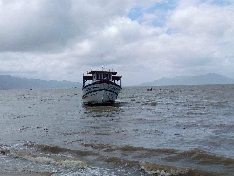 Mar agitado rompeu corda da âncora e barco ficou solto no mar de São José &#8211; Foto: Reprodução