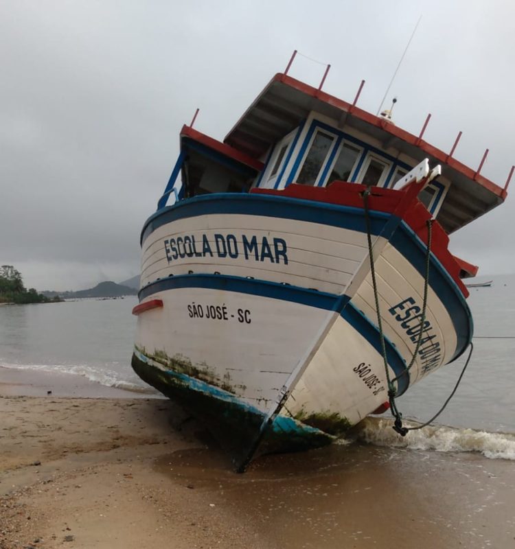 Barco encalhou na praia após se soltar da âncora &#8211; Foto: Reprodução