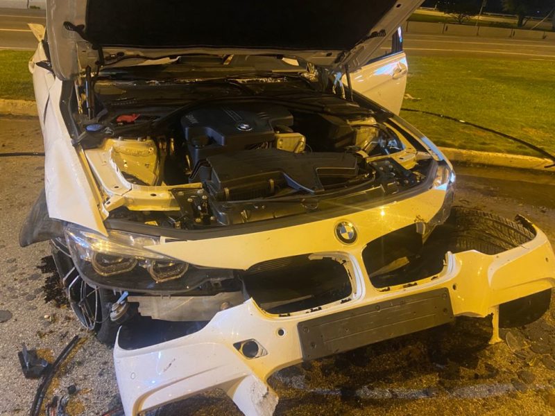 Capotamento de BMW na sa&iacute;da da Ilha tem novo desdobramento: reportagem do Grupo ND&nbsp;descobriu que o ve&iacute;culo passou por uma transa&ccedil;&atilde;o “confusa” nos &uacute;ltimos dias. Confira esse novo cap&iacute;tulo.&nbsp;– Foto: PMSC/Divulga&ccedil;&atilde;o/ND