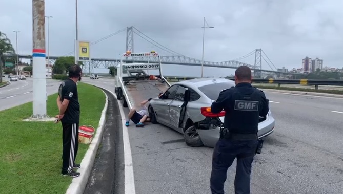 BMW &eacute; abandonada na avenida Beira-Mar, em Florian&oacute;polis – Foto: GMF/Divulga&ccedil;&atilde;o/ND