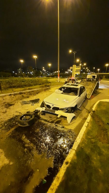 Condutor capotou na entrada da Ponte Colombo Salles, em Florian&oacute;polis – Foto: PMSC/Divulga&ccedil;&atilde;o/ND