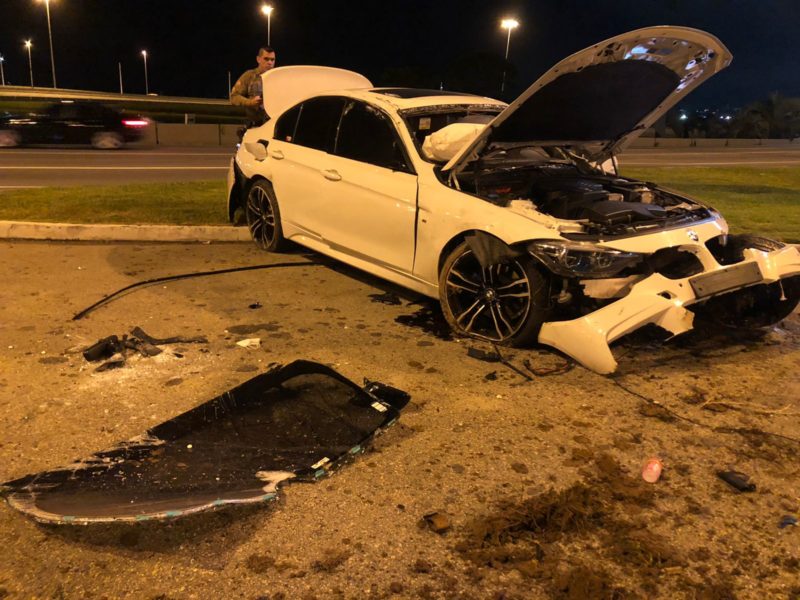 BMW capotou na entrada da Ponte Colombo Salles no sentido ao Continente – Foto: Divulga&ccedil;&atilde;o/PMSC/ND