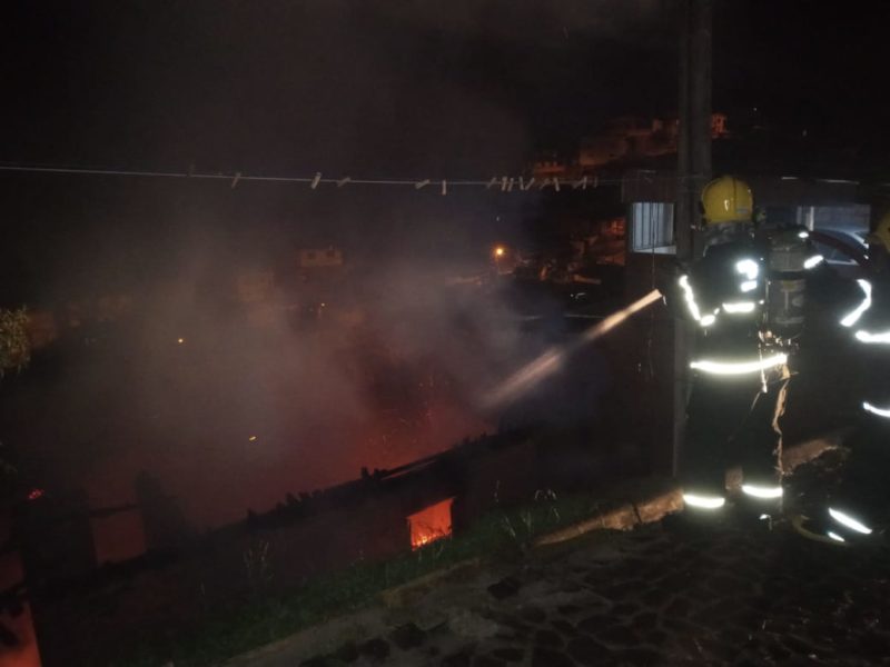 No momento em que o Corpo de Bombeiros chegou ao local, a casa j&aacute; havia sido completamente consumida pelas chamas, restando apenas escombros e brasa – Foto: Corpo de Bombeiros/ND