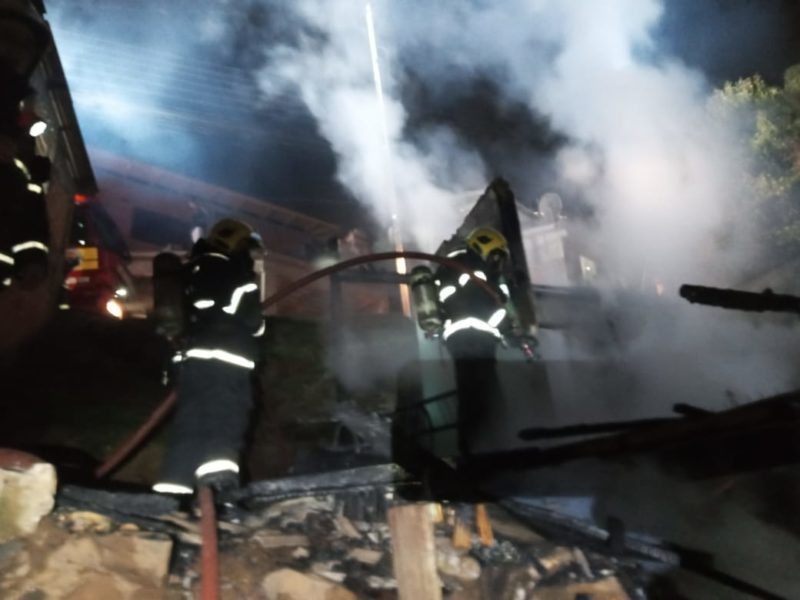 Foram gastos 2,5 mil litros de &aacute;gua para o rescaldo – Foto: Corpo de Bombeiros/ND