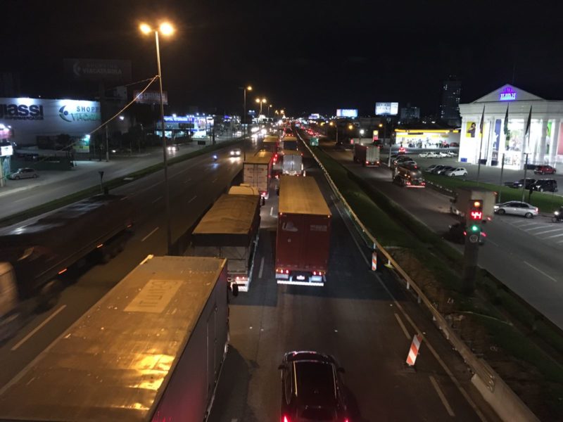 Fila ocasionada pela interrup&ccedil;&atilde;o parcial da pista, em S&atilde;o Jos&eacute;; fila se estendeu por 10 km, em Palho&ccedil;a, por volta das 21h – Foto: Diogo de Souza/ND