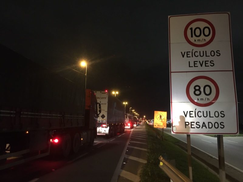 Tr&acirc;nsito est&aacute; com longas filas no sentido Norte da BR-101 – Foto: Diogo de Souza/ND