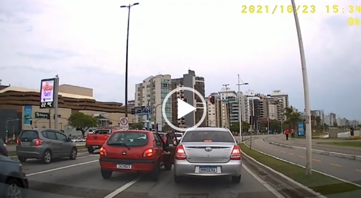 Briga de motoristas na Beira-Mar Norte, em Florian&oacute;polis – Foto: Reprodu&ccedil;&atilde;o/ND