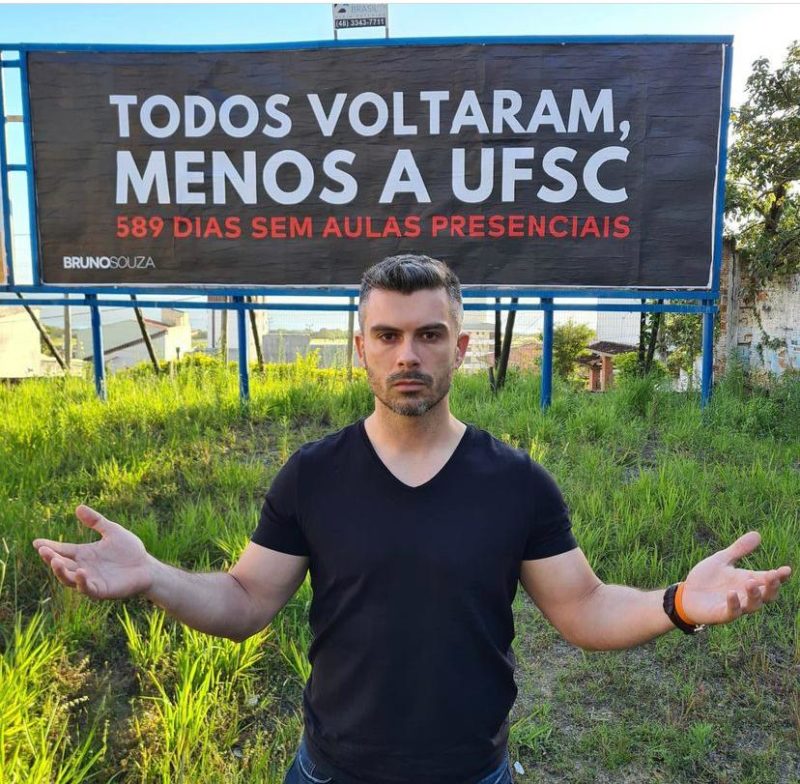Deputado Bruno de Souza e sua cobrança sobre a decisão da UFSC em outdoors espalhados pela cidade,. Foto: Divulgação/Redes Sociais