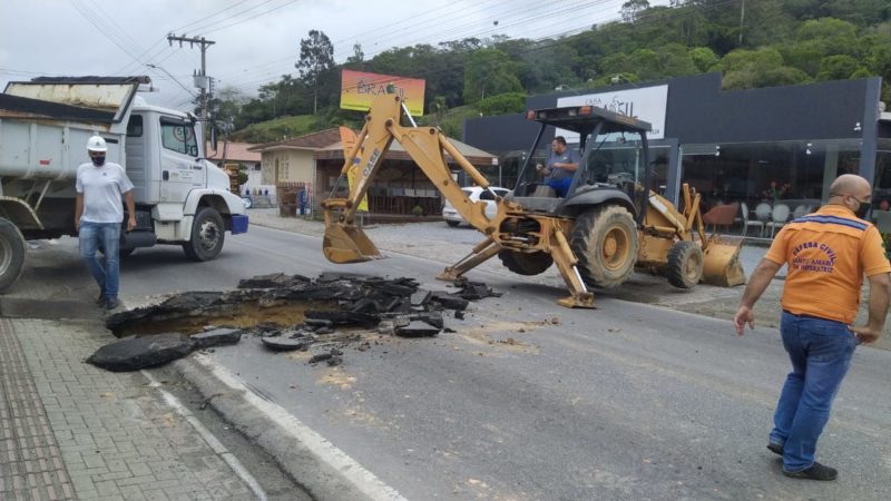 Reparos em buraco na pista atrapalha o trânsito na BR-282, em Palhoça – Foto: Divulgação/PRF