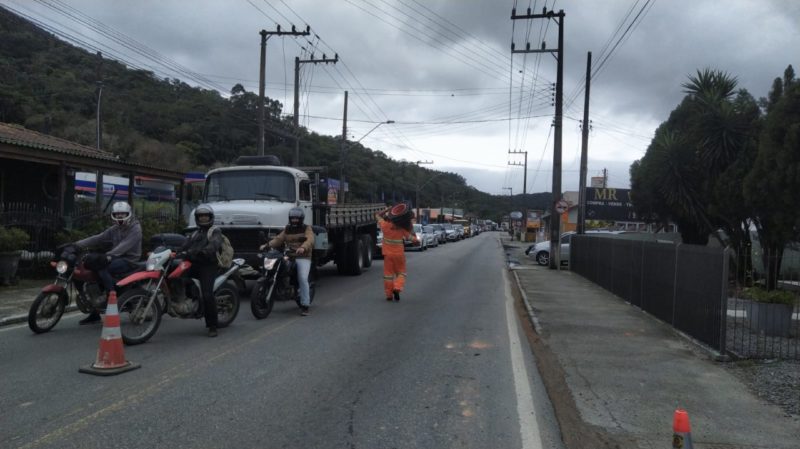 Fila de carros se formou na BR-282 nesta segunda-feira (18) em função da obra – Foto: PRF/Divulgação/ND