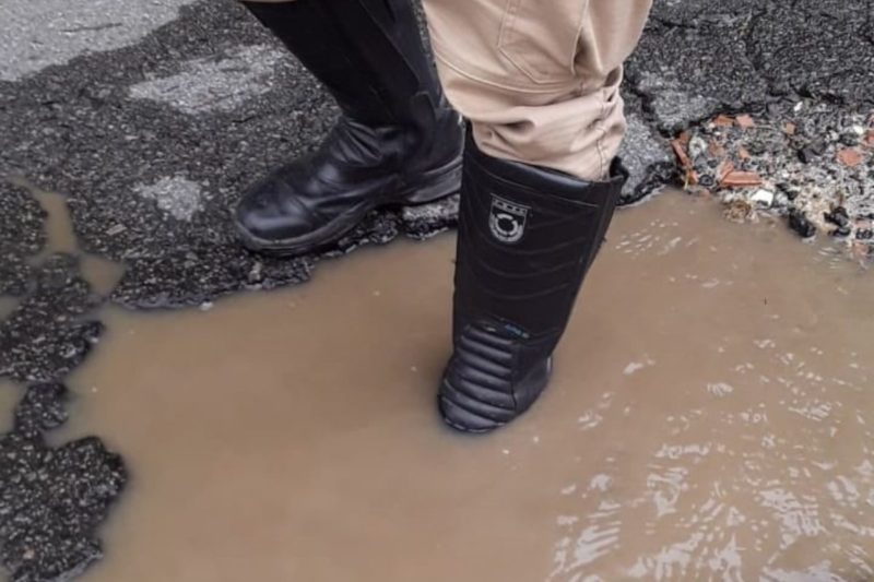 Imagem mostra a profundidade de um dos buracos na rodovia – Foto: PMRv/Divulga&ccedil;&atilde;o