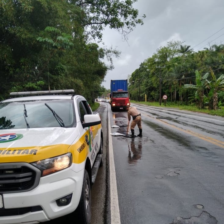 Policiais fizeram opera&ccedil;&atilde;o “tapa buraco” na SC-418 – Foto: PMRv/Divulga&ccedil;&atilde;o