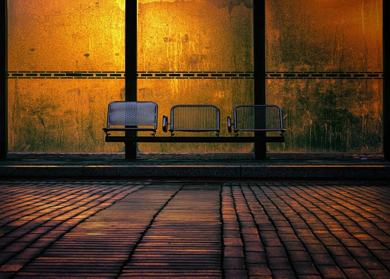 Criança foi encontrada sozinha em ponto de ônibus às 4h desta segunda-feira (2) – Foto: Pixabay/Divulgação