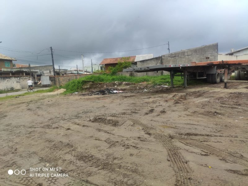 Homem foi encontrado em terreno baldio em Navegantes – Foto: Reprodu&ccedil;&atilde;o/PM