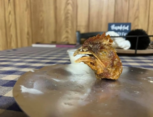 A cabeça estava frita entre os outros pedaços da carne do frango &#8211; Foto: Reprodução/ Internet