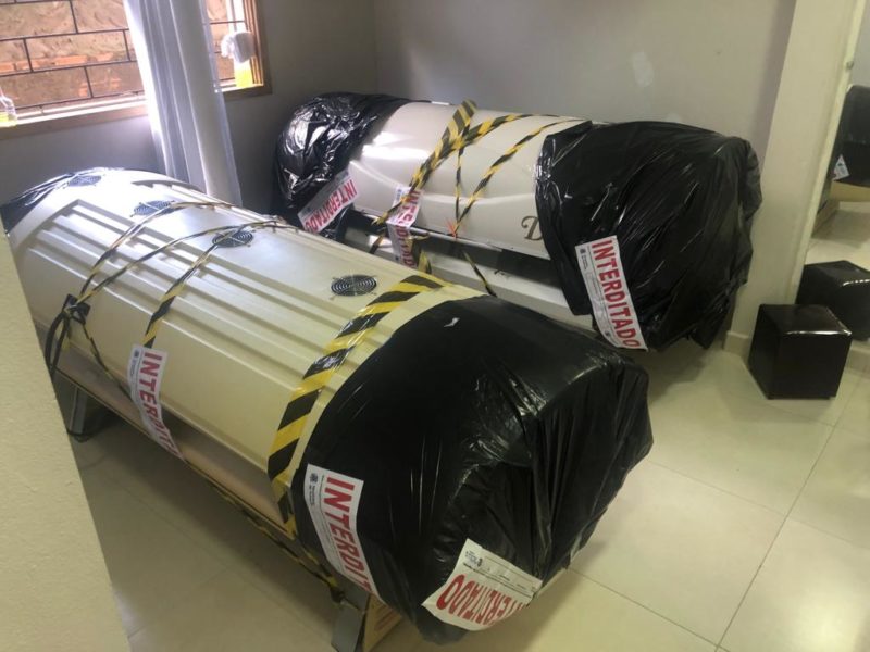Pol&iacute;cia Civil apreende 2 m&aacute;quinas de bronzeamento artificial em cl&iacute;nica clandestina em Tubar&atilde;o, no Sul de SC – Foto: Divulga&ccedil;&atilde;o/ND