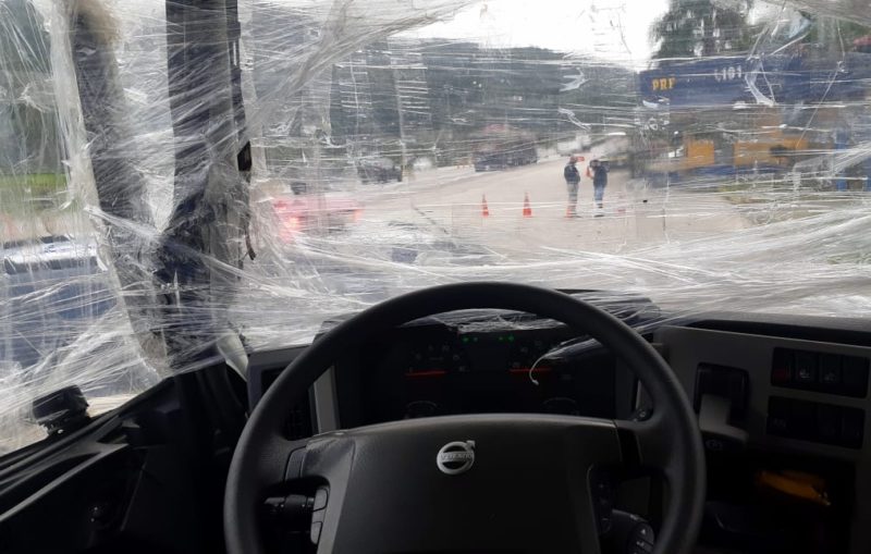 Com pouca transparência, o plástico no lugar do para-brisa oferece maior risco de acidente. – Foto: PRF/Divulgação/ND