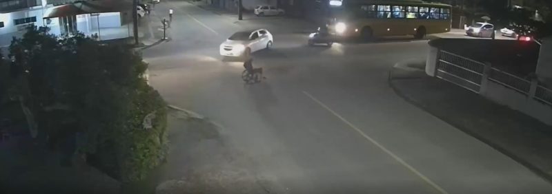 Homem com deficiência física atravessava a rua quando foi atropelado na noite de quinta-feira (14) – Foto: Reprodução/ND