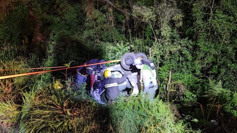 Carro capotou e motorista ficou ferido – Foto: Corpo de Bombeiros/ND