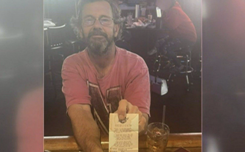 Gregory Jarvis exibe o cart&atilde;o premiado na loteria, durante comemora&ccedil;&atilde;o com amigos – Foto: Reprodu&ccedil;&atilde;o