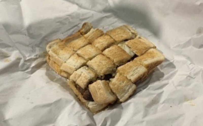 Foto mostra sandu&iacute;che servido &agrave; francesa, fato que revoltou internautas – Foto: Reprodu&ccedil;&atilde;o