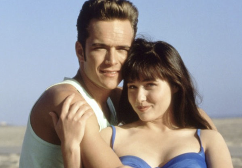Shannen Doherty e Luke Perry se destacaram como casal da s&eacute;rie Barrados no Baile (1990-2000) – Foto: Reprodu&ccedil;&atilde;o