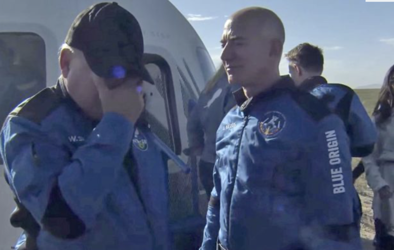 Shatner se emocionou ao voltar à terra e desembarcar em segurança &#8211; Foto: Reprodução