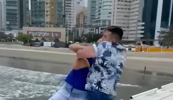 Gay revida xingamentos homof&oacute;bicos em Balne&aacute;rio Cambori&uacute; – Foto: Reprodu&ccedil;&atilde;o Metr&oacute;poles